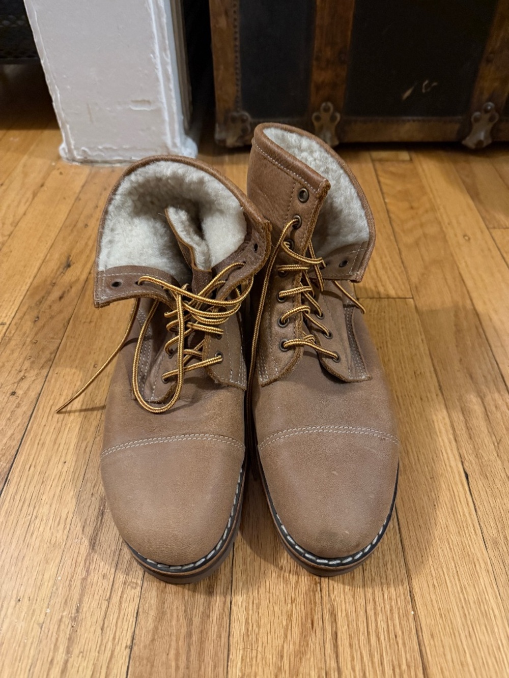 Roots shearling lined lace up boots - men’s size 10